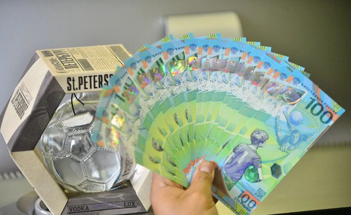 Những hình ảnh lạ trên tờ tiền 100 Ruble Nga khiến giới hâm mộ bóng đá săn lùng