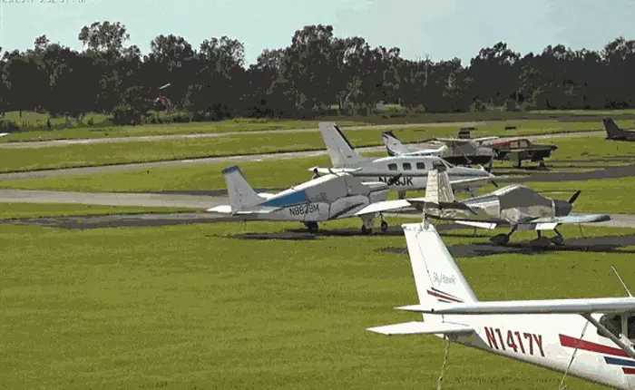 Vụ tai nạn "may mắn": máy bay đụng nhau trên đường băng gãy cánh nhưng phi công không sao