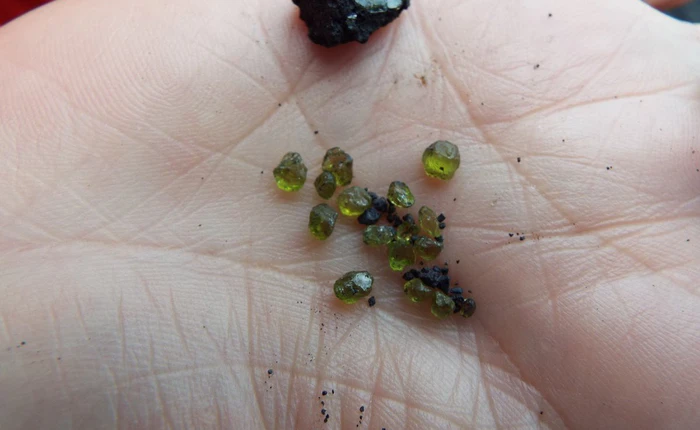 Núi lửa Hawaii phun ra cả đá quý, mưa xuống cho người dân Hawaii tha hồ nhặt