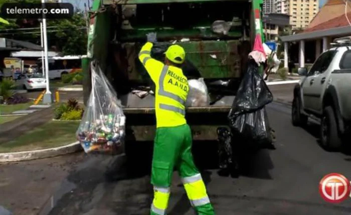 2 điều “khác thường” tại World Cup 2018: Trọng tài là công nhân môi trường, huấn luyện viên là bác sĩ nha khoa và luôn lo... thất nghiệp