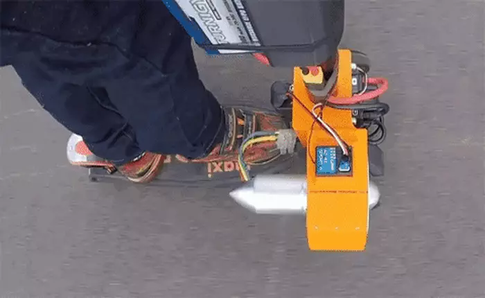 Nhà khoa học chế tạo xe scooter phản lực làm quà tặng con, "ông bố của năm" là đây chứ đâu!
