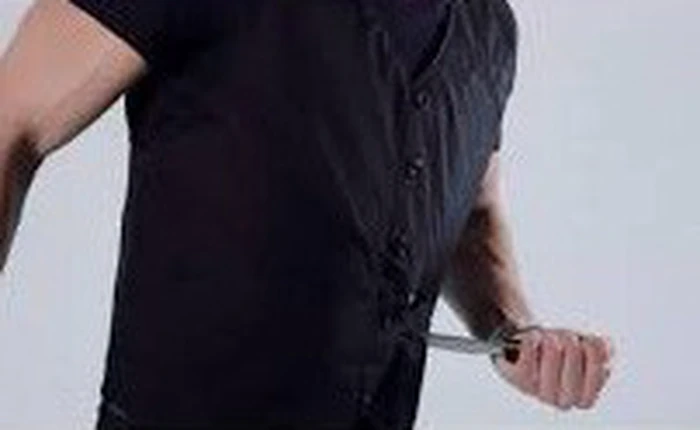 Tự đâm vào ngực để thử áo chống dao, một thanh niên Anh thiệt mạng