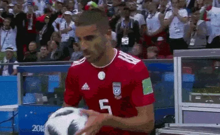 Clip: Cú ném biên theo phong cách Tsubasa biến hậu vệ tuyển Iran thành trò cười cho Internet