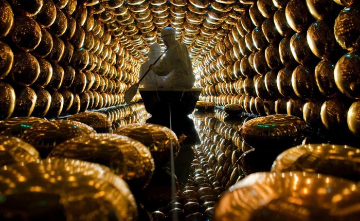 Thiết bị này chứa thứ nước lọc siêu tinh khiết nhưng cực kì nguy hiểm, có thể ăn mòn kim loại