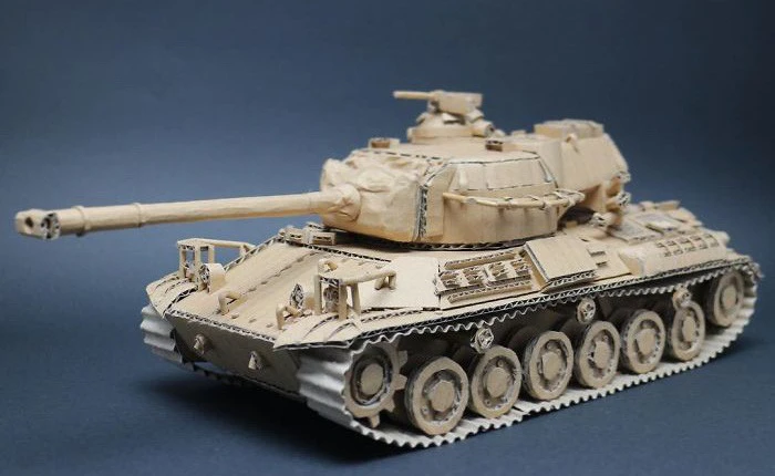 Cô gái Nhật Bản nổi tiếng vì biệt tài biến thùng các-tông thành xe tăng, thức ăn và nhiều thứ khác nữa