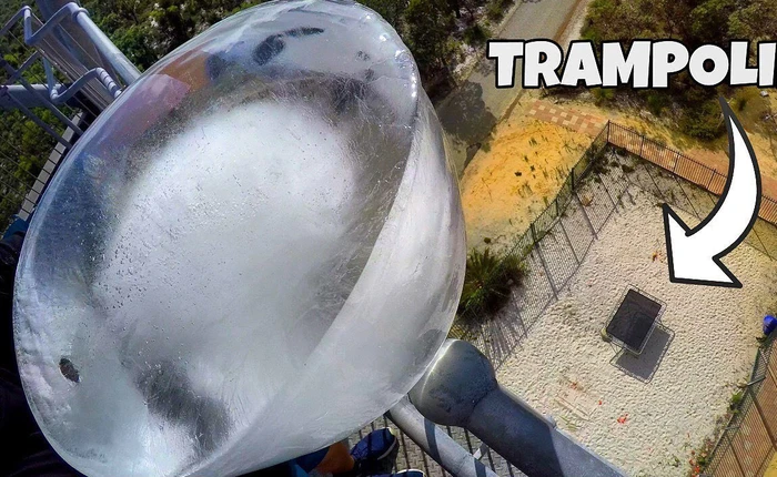 Sẽ ra sao nếu thả một viên nước đá khổng lồ nặng 30kg từ độ cao 45m xuống giàn nhún?