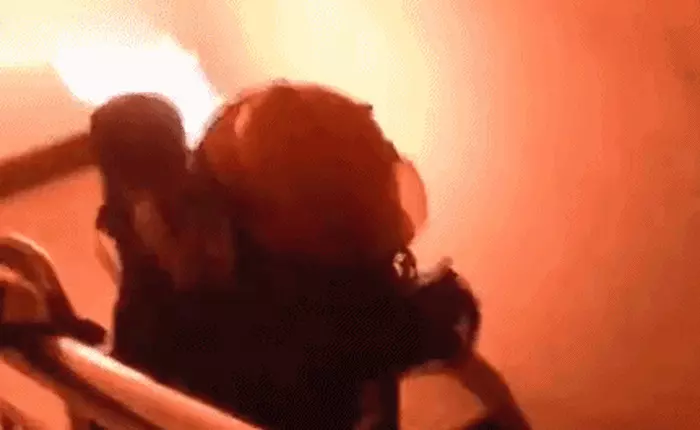 Trung Quốc: Chú lính cứu hỏa tay không bê bình ga đang cháy, dân mạng hoang mang không biết nên ngợi ca hay ném đá