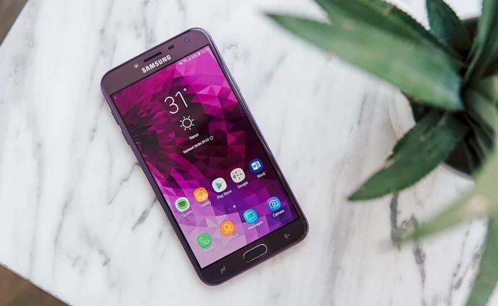 Trên tay Galaxy J4 tím mộng mơ: Vỏ nhựa, pin tháo rời, chạy sẵn Android 8, giá 3,79 triệu