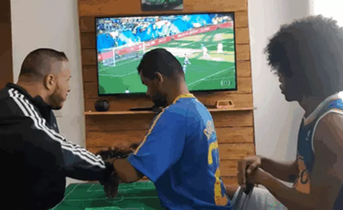 Cách anh chàng Brazil giúp người bạn vừa khiếm thính vừa khiếm thị xem World Cup khiến người ghét bóng đá cũng phải xúc động