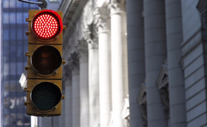 Ô tô dừng đèn đỏ có nên tắt máy hay không? Câu trả lời bất ngờ của kỹ sư Lê Văn Tạch!