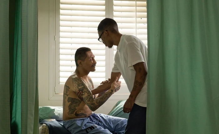 Chuyện cảm động sau song sắt trại giam Mỹ: Những tù nhân chuyên chăm sóc vỗ về người hấp hối