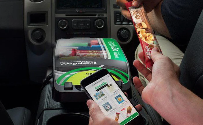 Grab mở tạp hóa ngay trong xe, bán từ thanh socola tới kem chống nắng