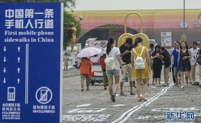 Trung Quốc "nhốt" người nghiện smartphone vào những làn đường đi bộ đặc biệt trên vỉa hè