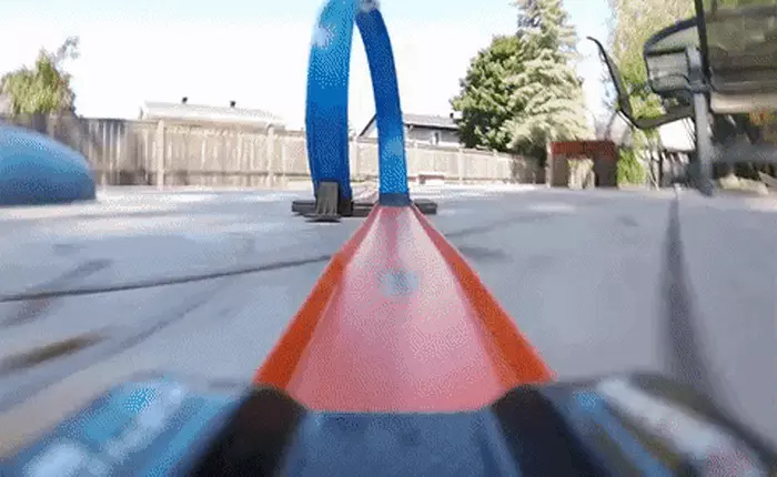 Khéo léo gắn camera GoPro lên xe đua đồ chơi, hãng Hot Wheels tạo ra thước phim cảm giác mạnh với góc nhìn thứ nhất