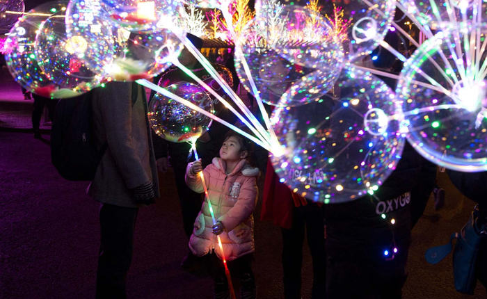 Báo chí Trung Quốc đưa ra cảnh báo về nguy cơ cháy nổ của bóng bay gắn đèn LED bán đầy ở Hồ Gươm