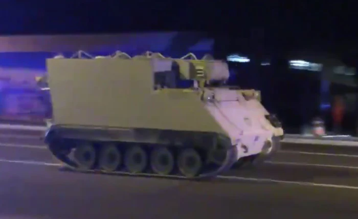 Quân nhân đánh cắp xe bọc thép để chạy trốn khiến cảnh sát phải rượt đuổi như phim hành động