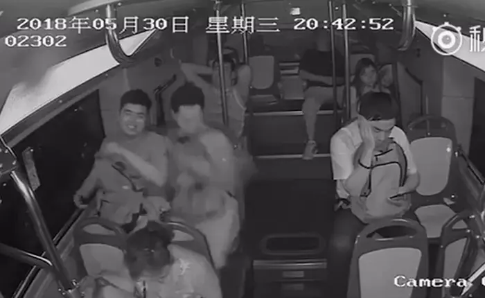 Trung Quốc: Sạc dự phòng cất trong ba lô bất ngờ phát nổ trên xe bus