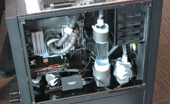 Cận cảnh con quái vật CPU 28 nhân của Intel: Muốn lên 5,0 GHz thì tản nhiệt và nguồn phải cực khủng!