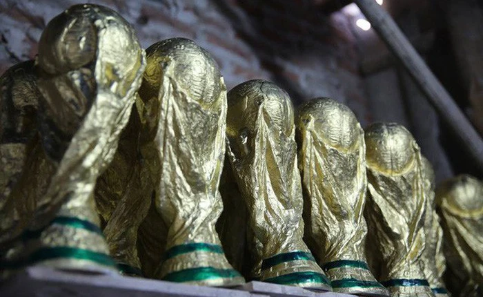 Cặp vợ chồng ở làng gốm Bát Tràng dự tính thu về 240 triệu sau khi tung 3.000 chiếc "Cúp vàng" siêu rẻ ra thế giới trong mùa World Cup