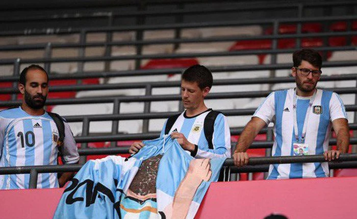 Video: Cổ động viên thẳng tay ném TV qua ban công sau khi Argentina thua Pháp