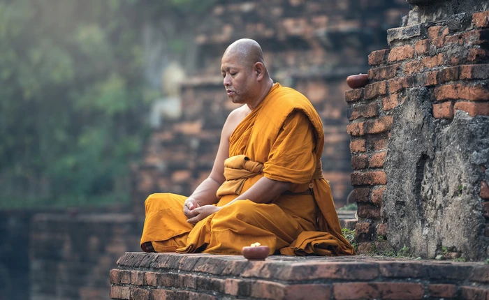 Chính nhờ huấn luyện viên Ekapol Chanthawong dạy cho đội bóng Thái Lan cách thiền, các em nhỏ mới tĩnh tâm vượt qua được nỗi sợ hãi bị kẹt trong hang không rõ ngày trở về