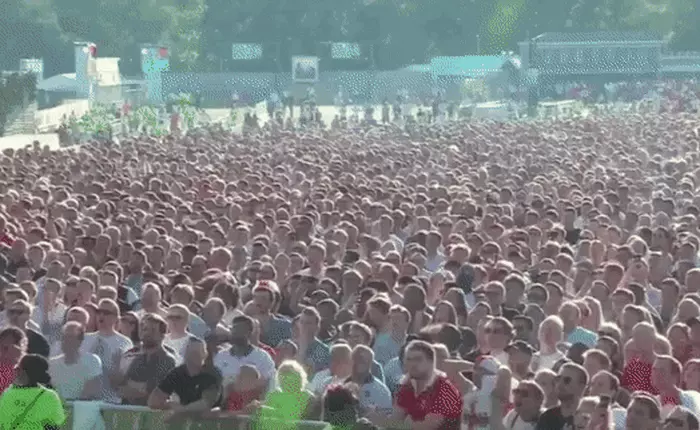 [World Cup 2018] CĐV Anh "tắm bia" sau siêu phẩm đá phạt của Trippier, tiếc là Tam sư đã dừng bước