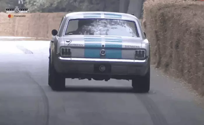 Xem xe Ford Mustang đời cổ gắn hệ thống tự lái, leo đèo rồi chạy chệch hướng đâm vào hàng rào