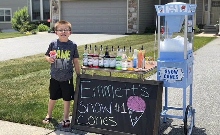 Ông bố dạy con bài học đầu tiên về tiền bạc, không ngờ cậu bé lại kinh doanh thành công ngay từ khi 6 tuổi