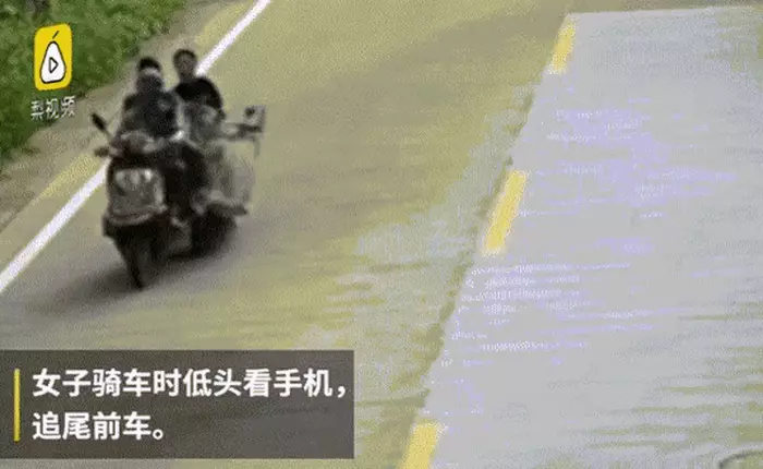 Tiếp đất bằng vai do cắm đầu vào điện thoại, cô gái Trung Quốc vẫn tiếp tục nằm giữa đường... cắm đầu vào điện thoại