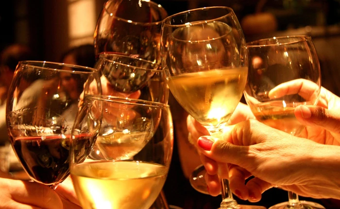 Từ thời cổ đại, "cụng ly" bằng nước lọc đã bị coi là hết sức xui xẻo