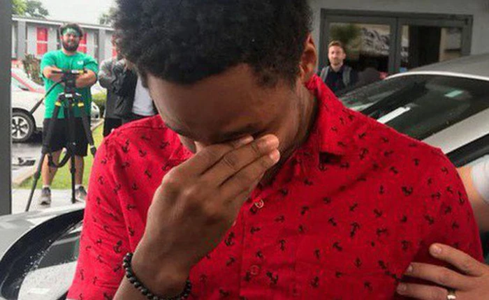 Cuốc bộ 32km xuyên đêm tới chỗ làm, chàng trai trẻ được sếp tặng Ford Escape 2014 như món quà khích lệ