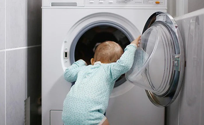 Hi hữu đứa bé 3 tuổi bị mắc kẹt trong máy giặt đang chạy và lời cảnh báo cho các bậc phụ huynh