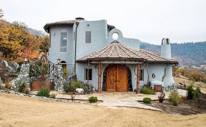 Bên ngoài thì rất bình thường, chỉ khi bước vào trong bạn mới hiểu tại sao ngôi nhà này có giá 7,6 triệu USD