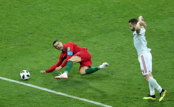 Tại sao các cầu thủ đẳng cấp thế giới vẫn cứ dày mặt ăn vạ, lăn lộn trên sân cỏ?