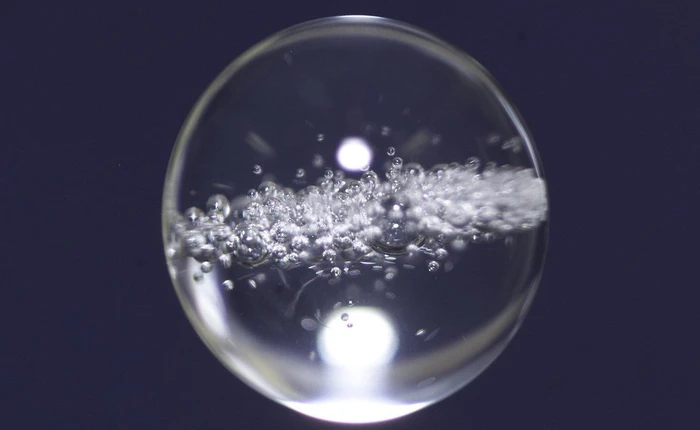 Các nhà khoa học chứng minh rằng có thể tách nước thành oxy và hydro trong vũ trụ, vừa tạo được không khí hô hấp vừa có được nhiên liệu chạy tàu