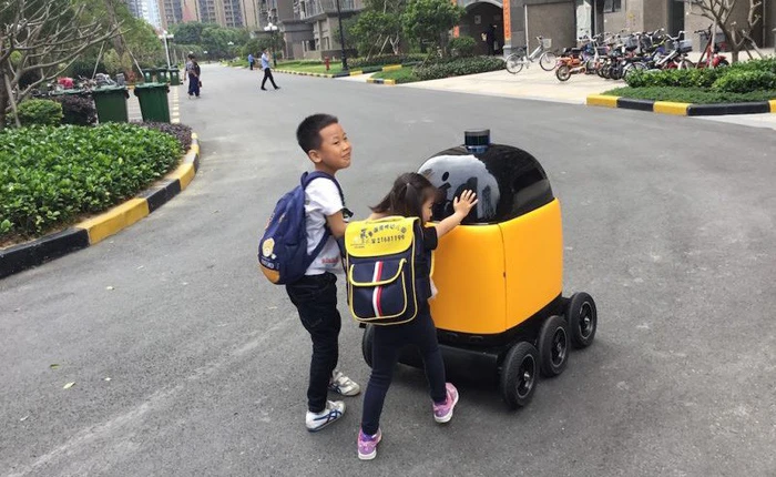 Trung Quốc: Robot vận chuyển "tiểu hoàng mã" đang đe dọa nghề shipper như thế nào?