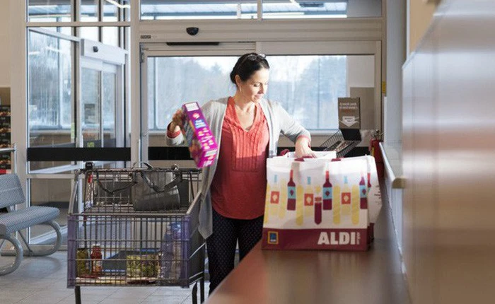 Aldi - Siêu thị trăm tuổi chuyên “bóc lột khách hàng”: Khách tự đóng hàng, tự cất xe đẩy nhưng ai cũng “chết mê” vì giá rẻ vô địch và cực kỳ chuyên nghiệp