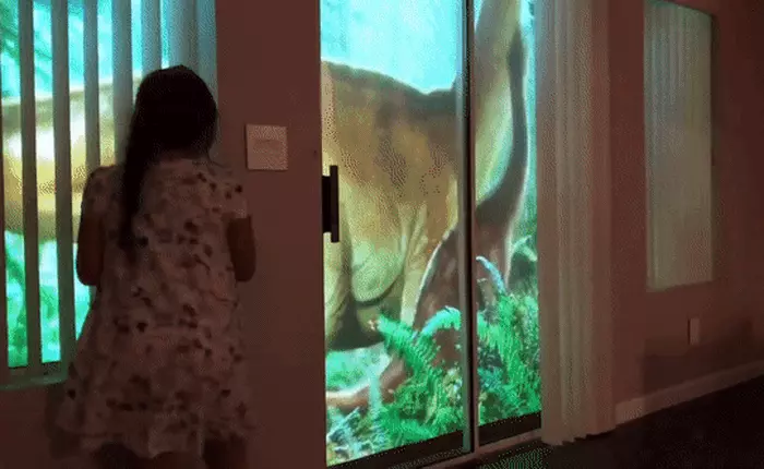 Chỉ bằng máy chiếu, ông bố khiến cô con gái mê khủng long vỡ òa trong thích thú