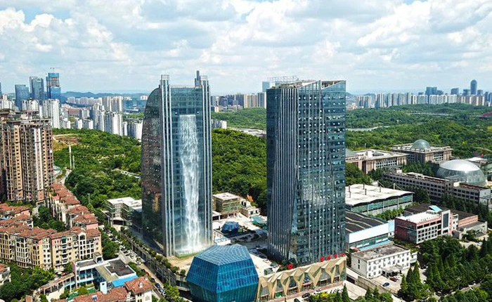 Công ty xây dựng Trung Quốc chơi trội, tạo ra một thác nước nhân tạo khổng lồ cao 106 mét, tiêu tốn 100 USD tiền điện/1 tiếng