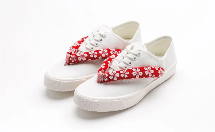 Khi bạn thích đi dép cho thoáng nhưng không thể rời xa sneakers, chắc chắn bạn phải mua mẫu giày này