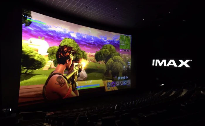 Chán bẻ điện thoại, YouTuber Unbox Therapy thử chơi Fortnite trên màn hình IMAX