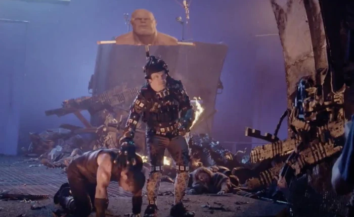 Thanos hùng mạnh trong Avengers: Infinity War sau hậu trường hoá ra là tấm bìa giấy trên đầu diễn viên thế này