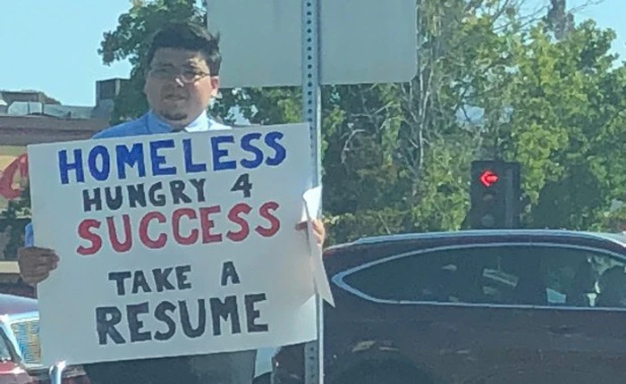 Giơ biển xin "cần câu chứ không xin cá", chàng coder vô gia cư được Google và hàng trăm công ty lớn mời tuyển dụng