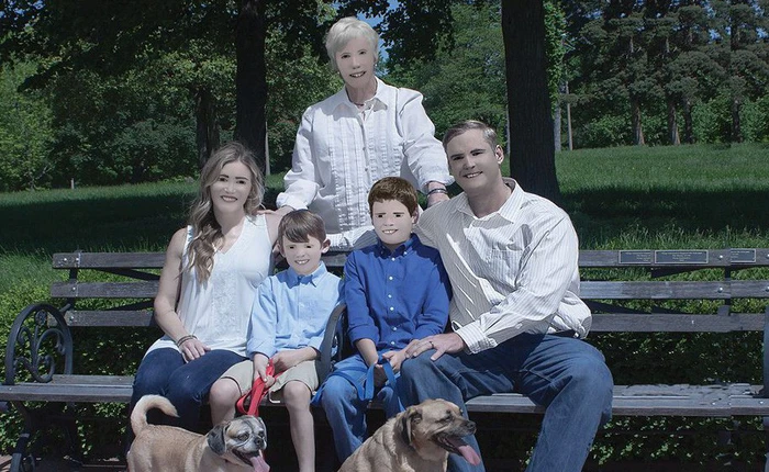 Bỏ ra gần 6 triệu để thuê thợ chụp ảnh, gia đình này nhận được loạt ảnh photoshop trông vừa sợ vừa buồn cười