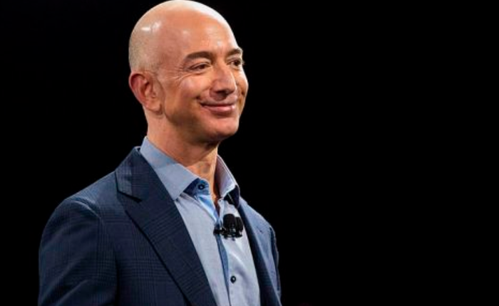 Phải nhìn vào đối thủ thì chúng ta mới thấy được sự tăng trưởng doanh thu của Amazon khủng khiếp đến mức nào