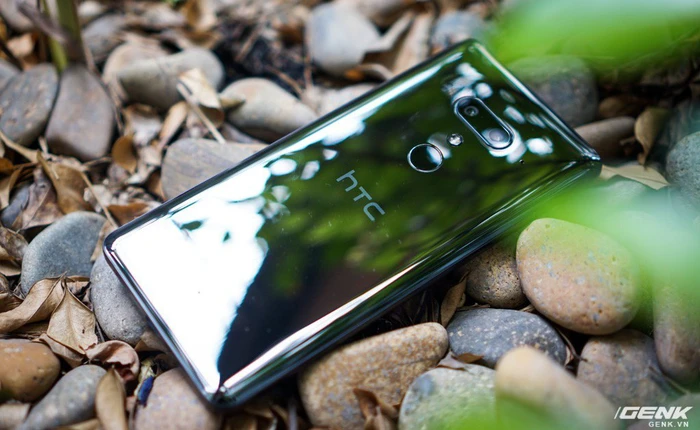Ảnh thực tế HTC U12 Plus tại Việt Nam: phím bấm cảm biến lực, 4 camera, màn hình tràn viền không tai thỏ