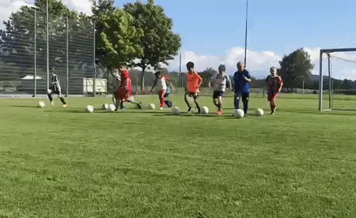 Ngoài chuyền bóng, cướp bóng, tạt cánh, đánh đầu... Giờ "Neymar-ing" đã trở thành kỹ năng cơ bản trong bóng đá