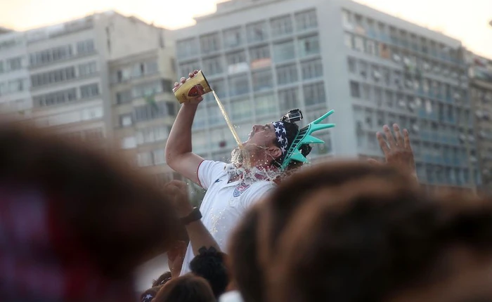 [World Cup 2018] Cách xem bóng đá siêu dị của CĐV Bỉ: Uống cạn bia mỗi lần Neymar ngã