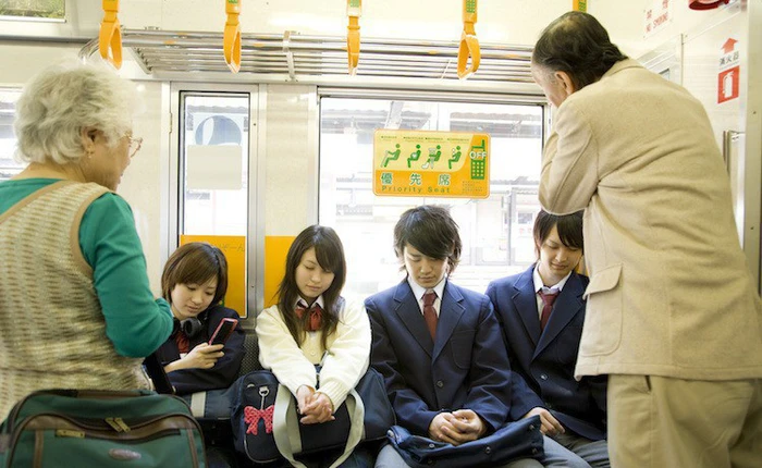 Nước Nhật rất lịch sự nhưng người trẻ ít khi nhường ghế cho người già và lí do đặc biệt phía sau