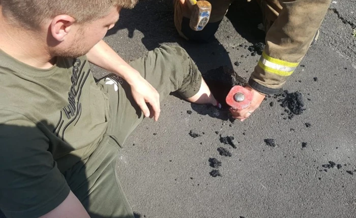 Anh: Nóng đến nỗi nguyên bàn chân lún xuống nhựa đường